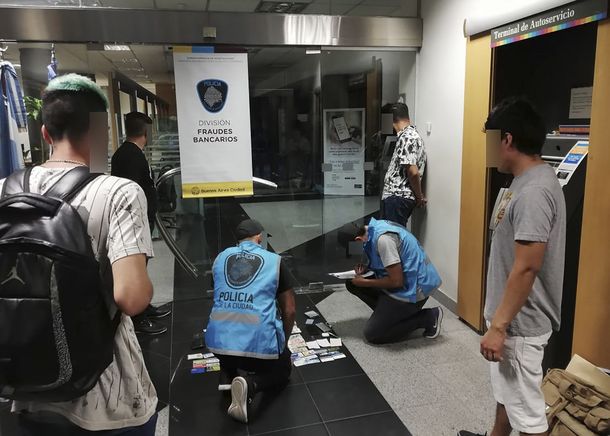 Detuvieron a clonadores de tarjetas de débito: habían retirado más de $30.000 de un cajero