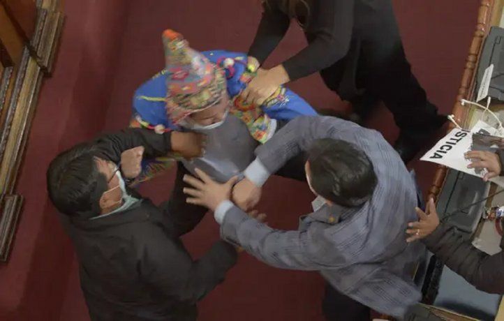 VIDEO: Se agarraron a las piñas legisladores bolivianos en medio de una sesión