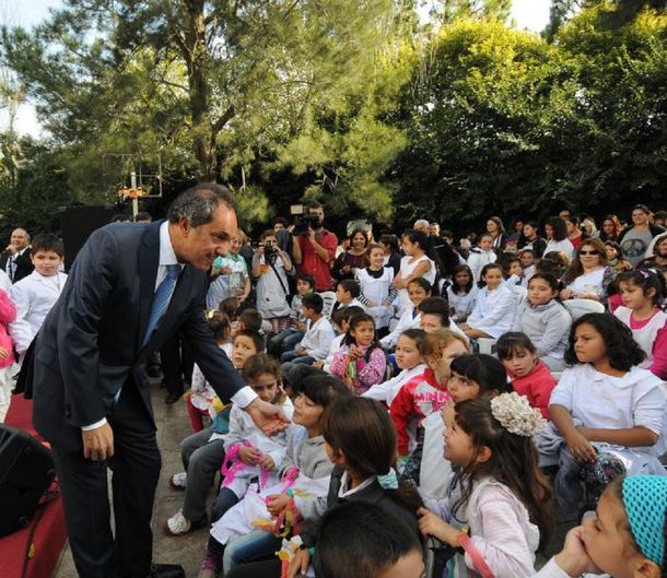 En campaña, Scioli inauguró un centro deportivo en territorio massista