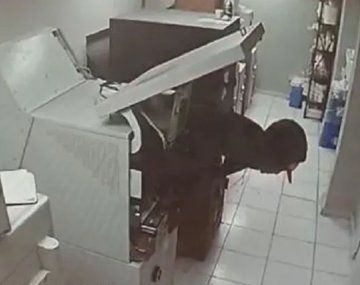 Video: se metió adentro de un cajero
