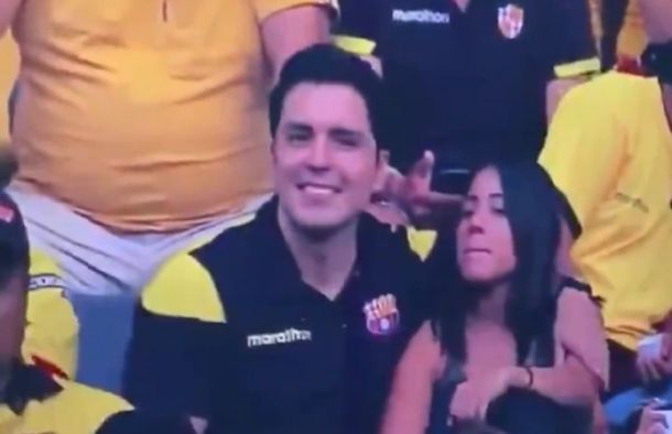 Insólito: captaron una infidelidad en vivo durante un partido de fútbol