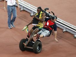 lo que gatlin no pudo: un camarografo chino dejo en el piso a usain bolt lo que gatlin no pudo: un camarografo chino dejo en el piso a usain bolt