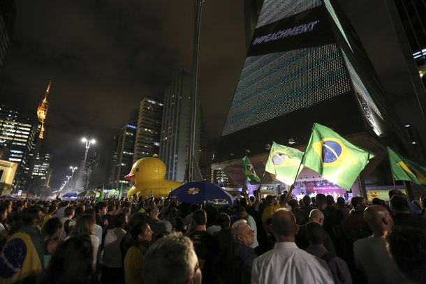 Masivas protestas en Brasil en reclamo de la renuncia de Dilma