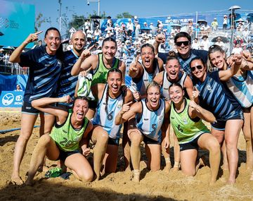 Las Kamikazes hicieron historia y se colgaron el oro en Beach Handball