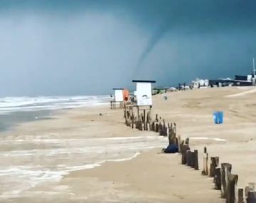 Una tromba marina en la costa de Pinamar