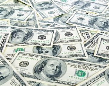 El dólar se hundió 41 centavos y se vendió a $15