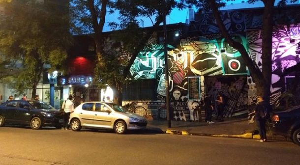 Mataron a puñaladas a un hombre durante una pelea a la salida de un bar en Palermo