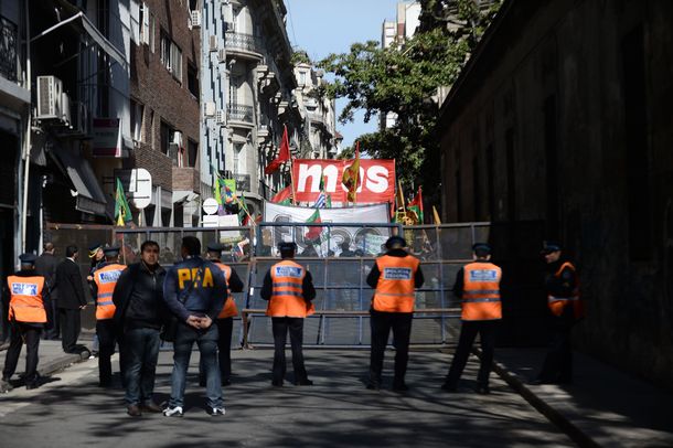 Tensión entre estudiantes y la policía en el rectorado de la UBA