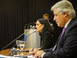 La ministra de Economía, Azucena Arbeleche y el Canciller Francisco Bustillo serán interpelados por el Frente Amplio en Diputados. La ministra de Economía, Azucena Arbeleche y el Canciller Francisco Bustillo serán interpelados por el Frente Amplio en Diputados.