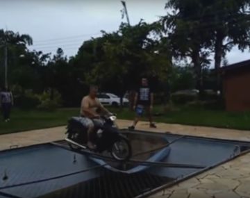 Quiso pasar por arriba de una pileta con la moto y terminó adentro