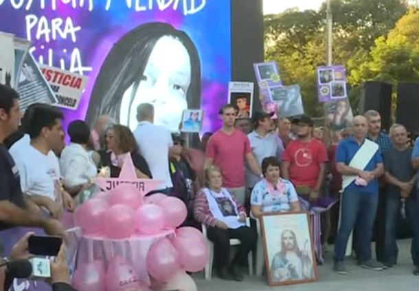 La madre de Cecilia Strzyzowski suspendió la manifestación frente a la comisaría donde está Marcela Acuña