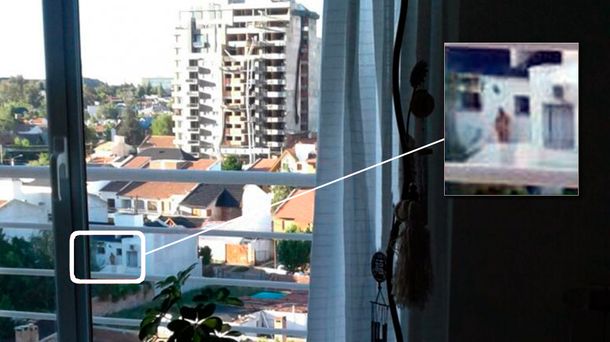 Vecinos del barrio Santa Genoveva están cansados del exhibicionismo de un hombre que se muestra completamente desnudo en la terraza de su casa.