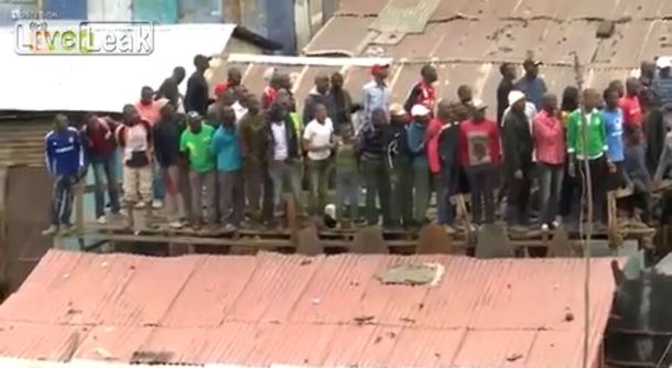 Murieron 40 personas que huían de las inundaciones: el techo se vino abajo