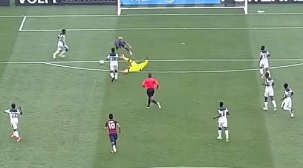 El delantero estadounidense vuela por los aires...y sólo fue amarilla