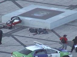 Una motociclista murió al chocar contra una piedra de Plaza Moreno