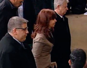 Cristina entró a Comodoro Py acompañada de dos hombres vinculados al Papa