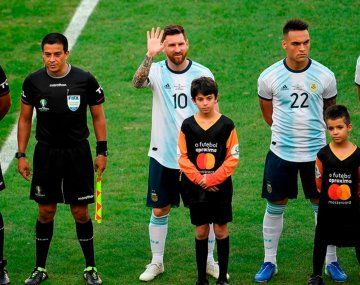 Los mejores memes por la primera vez de Messi cantando el himno