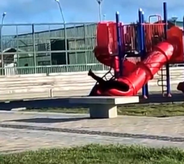 El video viral de Gabriel Boric atrapado en un tobogán