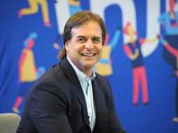 Luis Lacalle Pou le brindó una llamada telefónica al presidente electo de Argentina, Javier Milei. Luis Lacalle Pou le brindó una llamada telefónica al presidente electo de Argentina, Javier Milei.