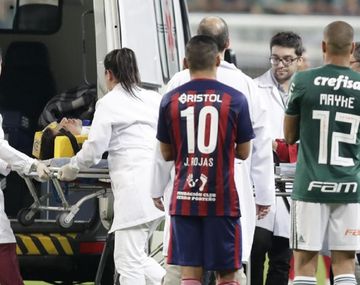 Tras salir en ambulancia de la cancha