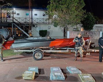 Detuvieron a un hombre que llevaba una tonelada de marihuana en una lancha
