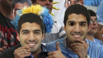 la fifa sigue con su caza de brujas: obligo a hinchas a tirar caretas de suarez la fifa sigue con su caza de brujas: obligo a hinchas a tirar caretas de suarez