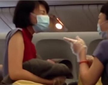Mujer que dio a luz en pleno vuelo le reclaman gastos: US$33 mil