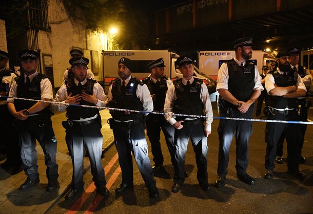 Una camioneta atropelló a peatones afuera de una mezquita en Londres