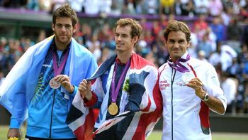 Juan Martin Del Potro (medalla de bronce), junto a Andy Murray (medalla de oro) y Roger Federer (medalla de plata) en el podio de Wimbledon de single masculino, en los juegos Olimpicos Londres 2012. Juan Martin Del Potro (medalla de bronce), junto a Andy Murray (medalla de oro) y Roger Federer (medalla de plata) en el podio de Wimbledon de single masculino, en los juegos Olimpicos Londres 2012.