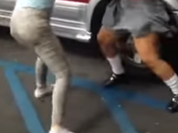 Brutal pelea entre dos jóvenes