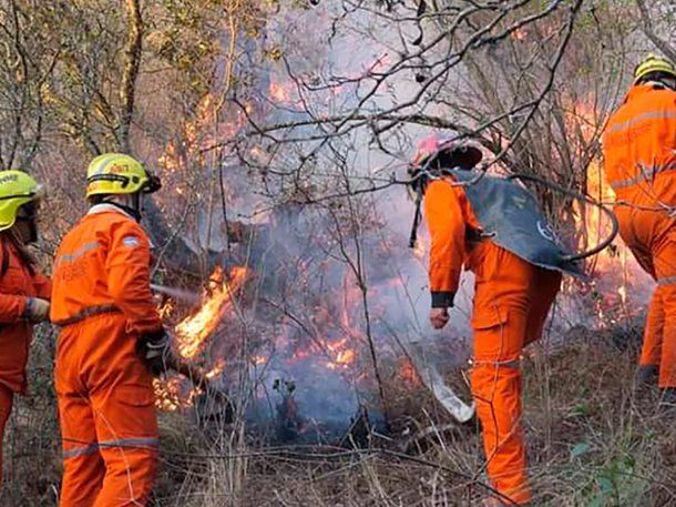 Incendio en el Cerro Uritorco: hay 200 autoevacuados mientras siguen combatiendo las llamas