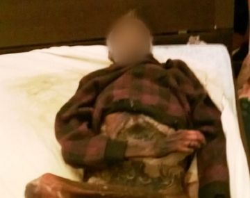 Una mujer compartió un año la cama con el cadáver de su marido