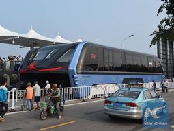 en solo dos meses, china desarrollo el colectivo que pasara por arriba de autos en solo dos meses, china desarrollo el colectivo que pasara por arriba de autos