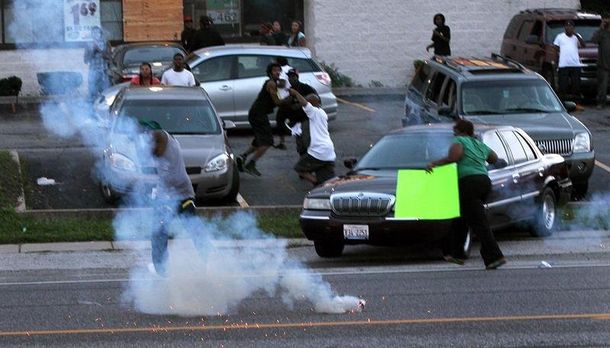 Obama busca aplacar la tensión racial por el crimen de un negro en el centro de EE.UU.