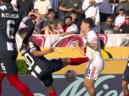 Polémica en Los Ángeles por la terrible patada a Gonzalo Montiel: ¿era para roja?