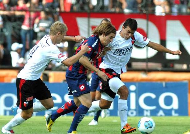 Trajo suerte: el Ciclón venció a Colón con la casaca del Papa