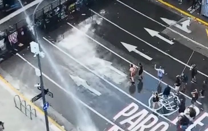 Represión en Congreso: el camión hidrante atacó a los manifestantes que cantaban Milei, basura