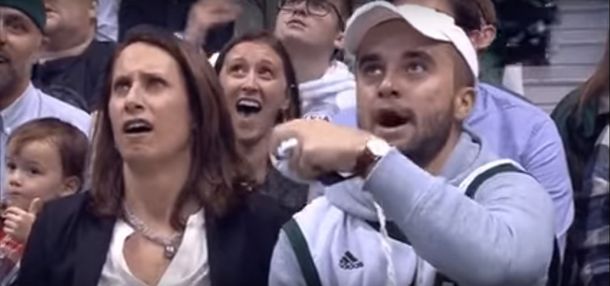 Lo agarró la kiss cam en la NBA para que bese a la madre