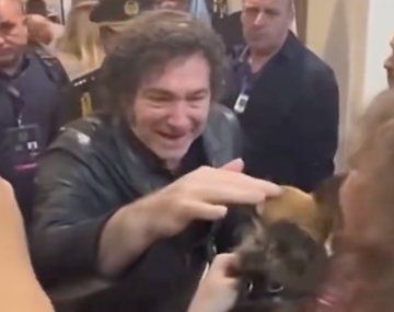 Un perro casi muerde a Javier Milei