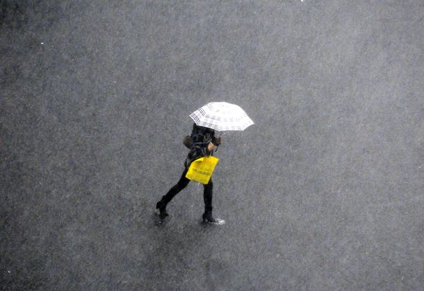 Sigue el alerta meteorológico y las lluvias ya se sienten en la Ciudad