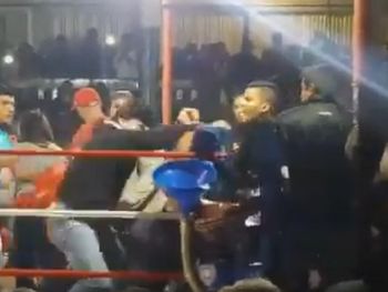 Bochornoso final: noqueó al favorito del público y le pegaron tras la pelea