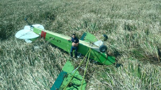 Milagro: cayó avioneta en un bañado y logran rescatar a salvo al piloto
