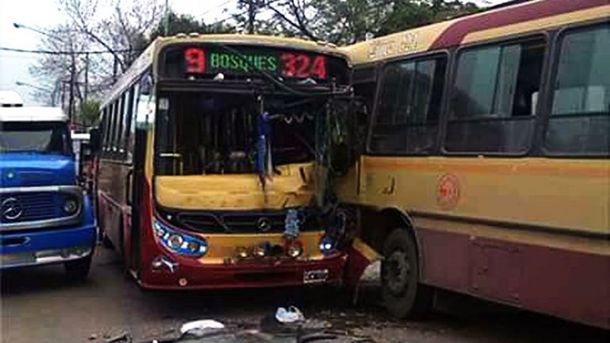 Al menos 45 personas heridas al chocar dos colectivos de frente