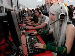 Las mujeres juegan videojuegos tanto como los hombres