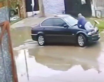 Video: un hombre lo chocó