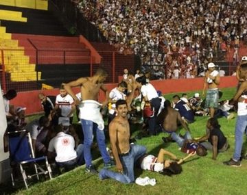 Pánico por una avalancha humana en un clásico del fútbol brasileño