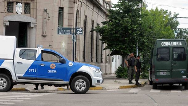 Le mataron al perro, los denunció y luego lo golpearon y abusaron de él