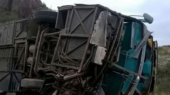 Volcó un micro en Mendoza y hay al menos 12 muertos - Crédito: Día del Sur Volcó un micro en Mendoza y hay al menos 12 muertos - Crédito: Día del Sur