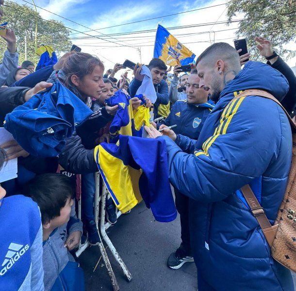 Boca llegó a Santiago y Almirón debe definir el 11