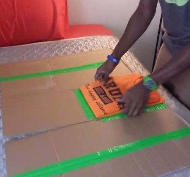 La solución a todo: mirá el doblador de remeras casero